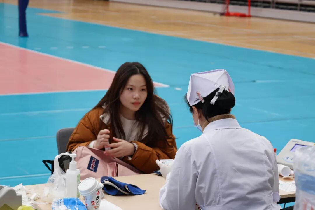 捐献热血，延续生命 | 御书屋
百余名同学参与无偿献血